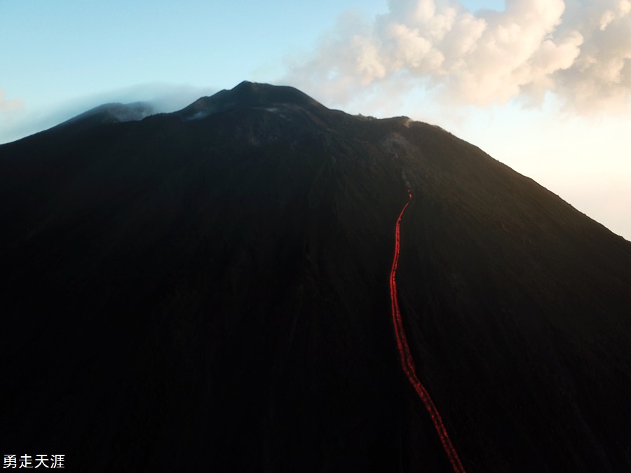 岩溶正在流动的危地马拉帕卡亚火山