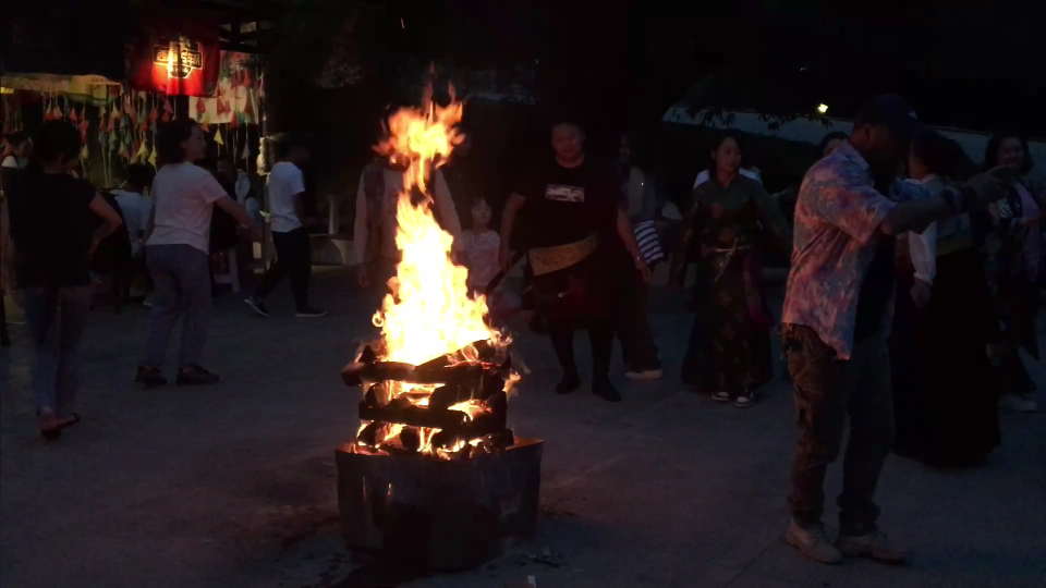 西藏自驾团队篝火活动
